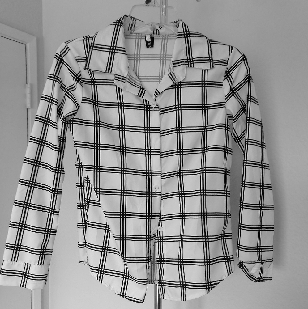 Button up black and white blouse